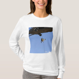 T-shirt Un pararescueman rappels d'un HH-60