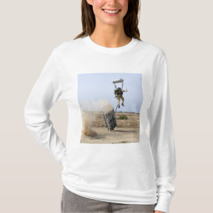T-shirt Un pararescueman se laisse tomber dans la zone