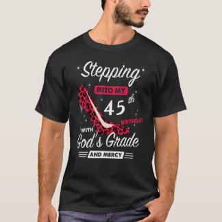 T-shirt Un pas dans mon 45e anniversaire avec la grâce de