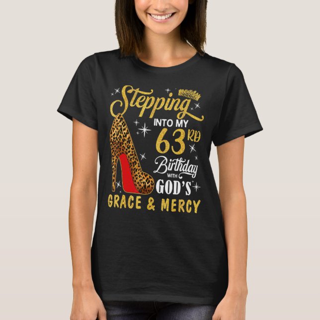 T-shirt Un pas dans mon 63e anniversaire avec la grâce de  (Devant)