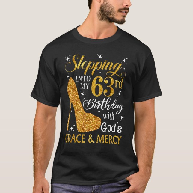 T-shirt Un pas dans mon 63e anniversaire avec la grâce de  (Devant)