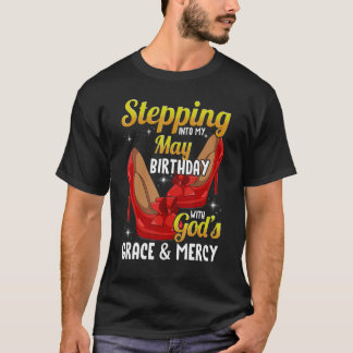 T-shirt Un pas dans mon anniversaire de mai avec la grâce