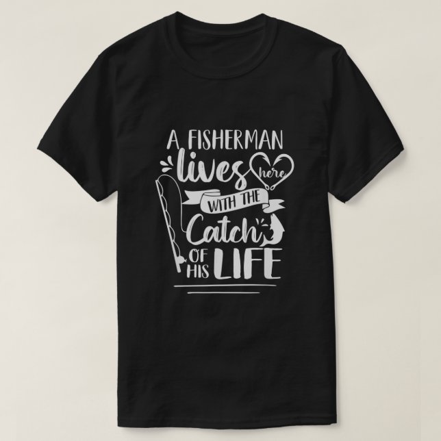 T-shirt Un Pêcheur Vit Ici Avec Capture De Sa Femme De Vie (Design devant)