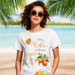 T-shirt Un petit Baby shower d'aquarelle Citrus Cutie<br><div class="desc">Présentant notre Baby shower d'aquarelle "A Little Cutie Is On The Way", un délicieux mélange de charme et de fraîcheur d'agrumes. Le design présente une tranche d'agrumes orange vif ornant gracieusement le dessus, tandis qu'un bouquet fantaisiste d'agrumes orange ajoute une touche de douceur dans le coin inférieur droit. Cette conception...</div>