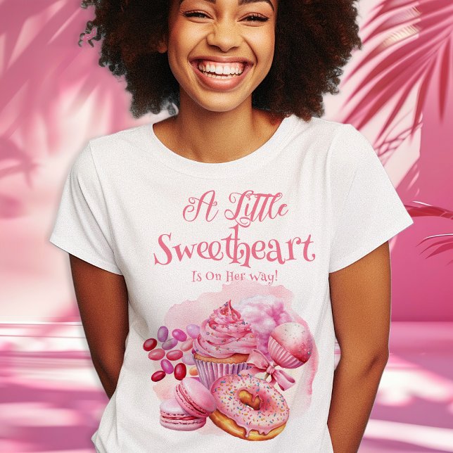 T-shirt Un Petit Baby shower De Fille De Frame De Bonbons  ("A Little Sweetheart Is On Her Way" Pink Candy and Treats Girl Baby Shower Woman's T-Shirt)