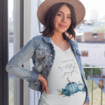 T-shirt Un Petit Bébé Citrouille<br><div class="desc">Design élégant et rustique de t-shirt avec aquarelle illustration de citrouilles et de fleurs bleus. Le texte dit "s'attendre à un peu de citrouille."</div>