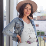 T-shirt Un Petit Citrouille<br><div class="desc">Design élégant et rustique de t-shirt avec aquarelle illustration de citrouilles blancs et de fleurs violettes. Le texte dit "s'attendre à un peu de citrouille."</div>