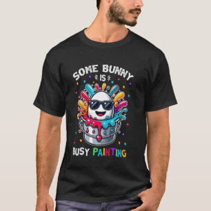 T-shirt Un petit lapin est occupé à peindre des œufs teint