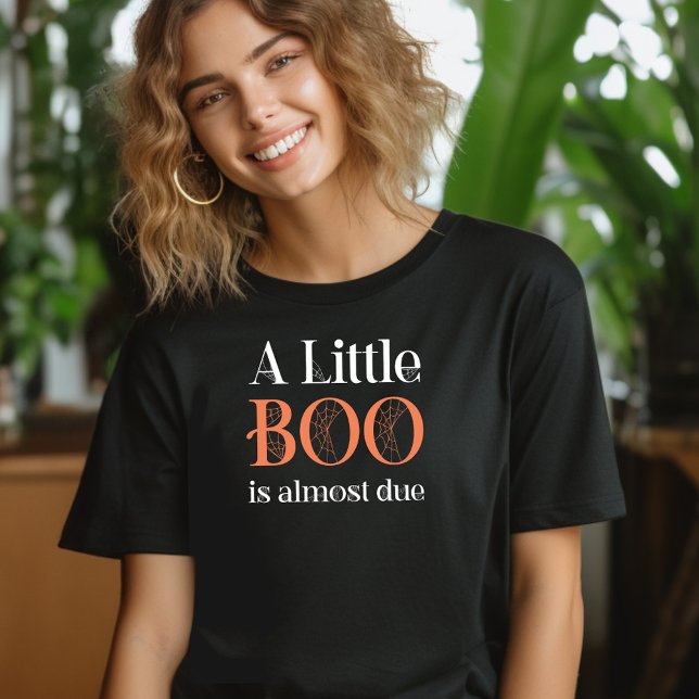 T-shirt Un petit livre est presque dû Halloween (Halloween shirt with A Little Boo is Almost  Due for gender reveal, baby shower hostess ..)
