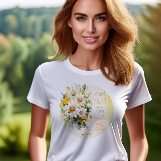 T-shirt Un Peu De Faisy Se Trouve Sur Le Chemin Du Baby sh ("A Little Daisy Is On The Way!" Daisies Floral Themed Yellow, White, Green Girl Baby Shower T-Shirt)