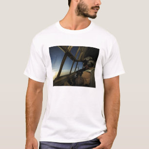 T-shirt Un pilote de C-130 Hercules scanne l'horizon