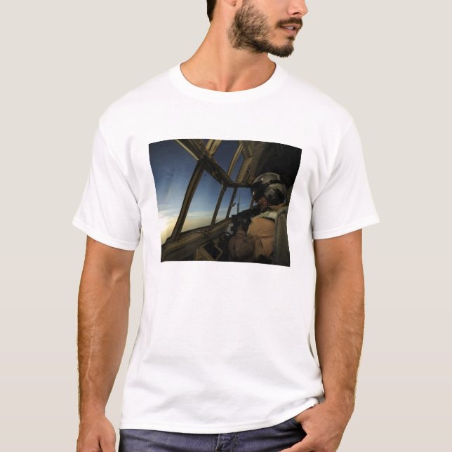 T-shirt Un pilote de C-130 Hercules scanne l'horizon (Devant)