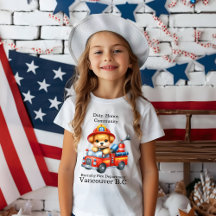 Un pompier à chiot mignon conduit un camion miniat