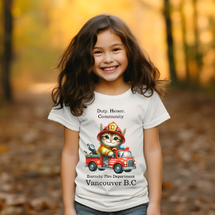 T-shirt Un pompier de chaton ludique sur un camion rouge v