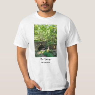 T-shirt Un Pont Promenade À Travers Les Bois