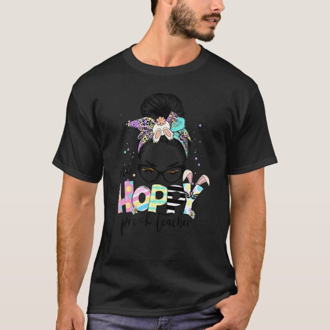 T-shirt Un Pré K Hoppy enseignant Bunny Leopard Messy Bun  (Devant)