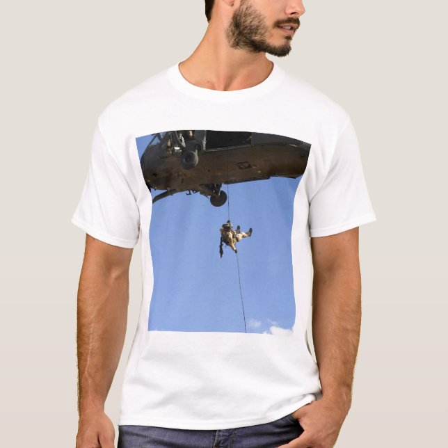 T-shirt Un rappels pararescueman d'un HH-60 (Devant)