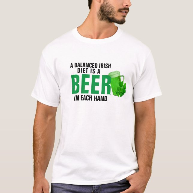 T-shirt Un régime équilibré est une bière dans chaque main (Devant)