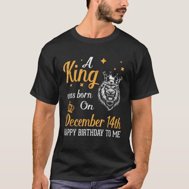 T-shirt Un Roi Est Né Le 14 Décembre Joyeux Anniversaire À (Devant)