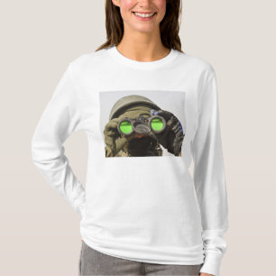 T-shirt Un soldat afghan scanne l'horizon