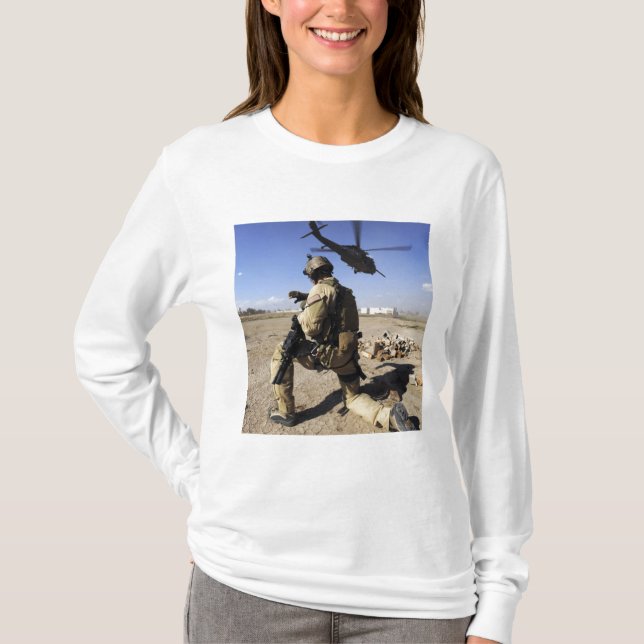 T-shirt Un soldat assure la sécurité d'un HH-60 (Devant)