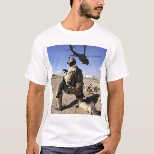 T-shirt Un soldat assure la sécurité d'un HH-60