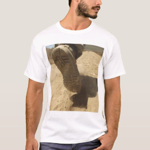 T-shirt Un soldat des USA marche le long d'un chemin de