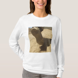 T-shirt Un soldat des USA marche le long d'un chemin de