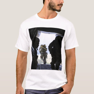 T-shirt Un soldat effectue un saut en ligne statique
