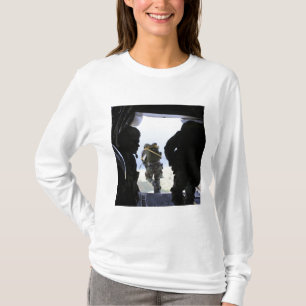 T-shirt Un soldat effectue un saut en ligne statique