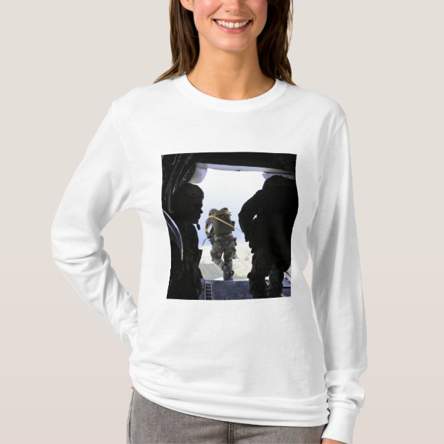 T-shirt Un soldat effectue un saut en ligne statique (Devant)