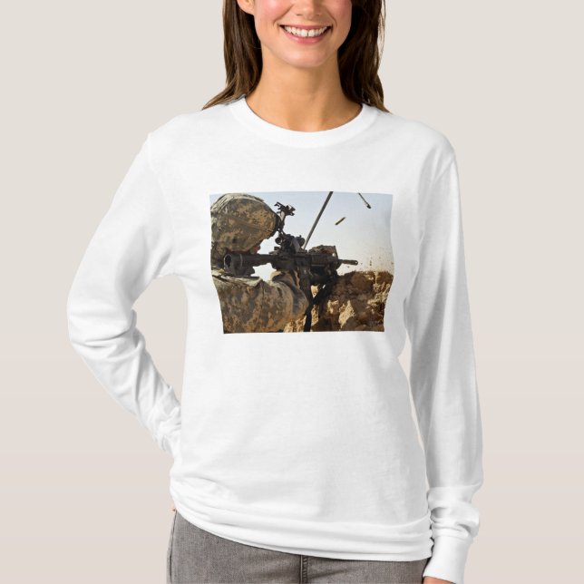 T-shirt un soldat engage des forces ennemies (Devant)