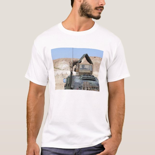 T-shirt Un soldat instruit un soldat de l'armée irakienne (Devant)