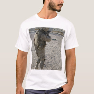 T-shirt Un soldat prend son objectif sur un tir a sonné