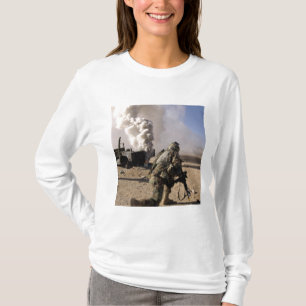 T-shirt Un soldat réagit à l'des explos commandés