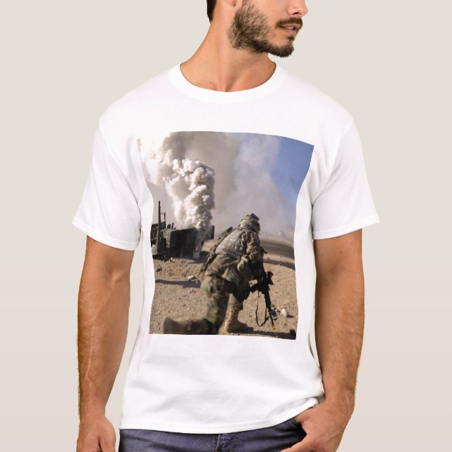 T-shirt Un soldat réagit à une explosion contrôlée (Devant)