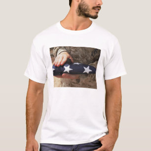 T-shirt Un soldat tient le drapeau des Etats-Unis