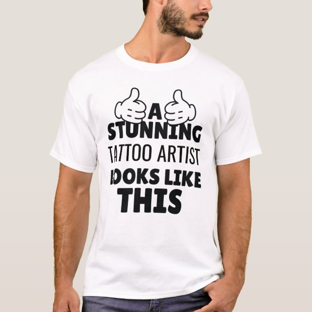 T-shirt Un superbe artiste de tatouage ressemble à ce drôl (Devant)