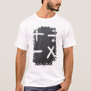 T-shirt Un tableau avec des symboles mathématiques