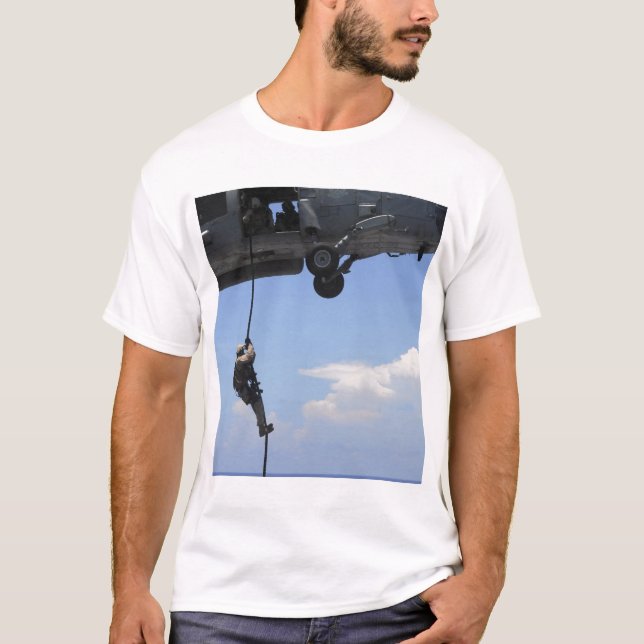 T-shirt Un technicien en élimination d'explosifs (Devant)