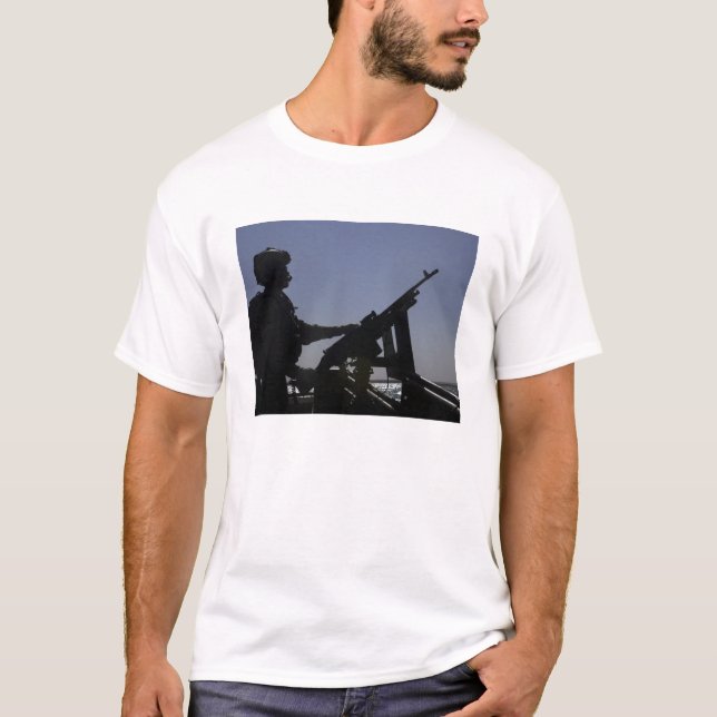 T-shirt Un technicien maniant une mitrailleuse M240 en Ira (Devant)