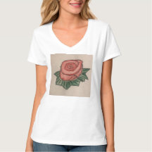 Un Tee - shirt à col v rose avec dessin rose