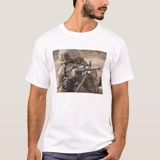 T-shirt Un tireur automatique d'arme de l'équipe fournit u (Devant)