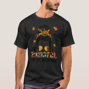 T-shirt Un travailleur postal reconnaissant Bun désordonné