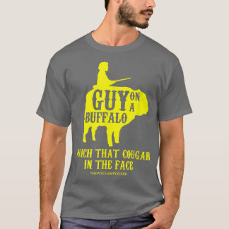 T-shirt Un type sur un Buffalo Punch que Cougar dans le vi