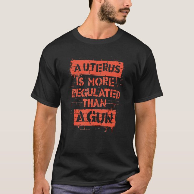 T-shirt Un Utérus Est Plus Réglementé Qu'Un Arme À Feu (Devant)