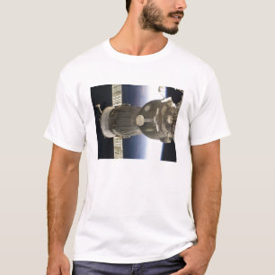 T-shirt Un vaisseau spatial de Soyuz backdropped par la