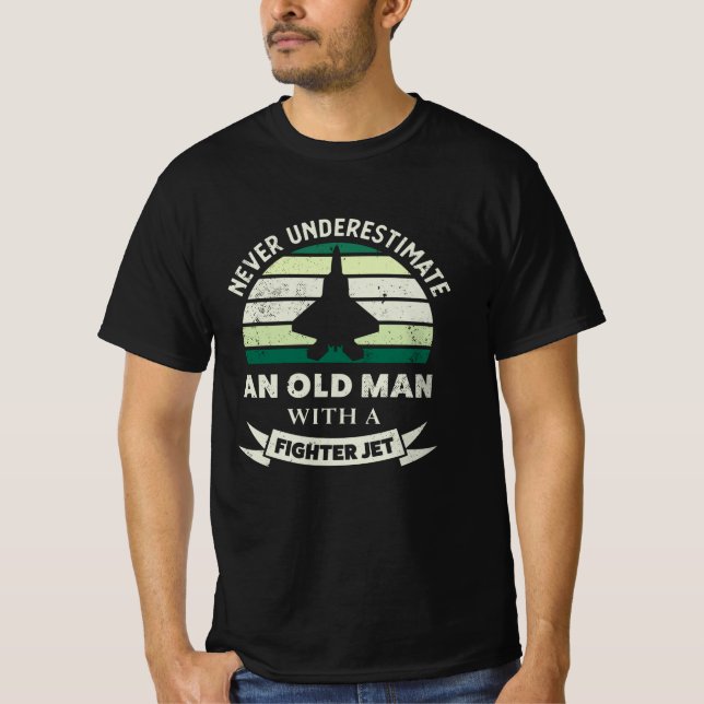 T-shirt Un vieil homme avec un avion de chasse Drôle Drôle (Devant)