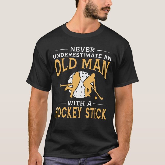 T-shirt Un vieil homme avec un bâton de hockey (Devant)