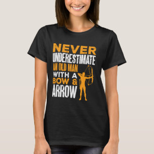 T-shirt Un Vieux Homme Avec Une Boue Et Une Arche À L'Arch